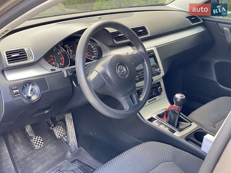 Седан Volkswagen Passat 2011 в Дунаївцях