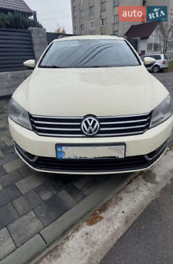Універсал Volkswagen Passat 2012 в Нововолинську