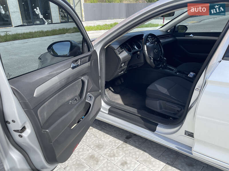 Седан Volkswagen Passat 2015 в Львове