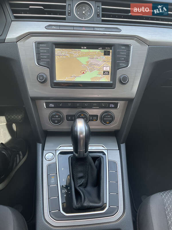 Седан Volkswagen Passat 2015 в Львове