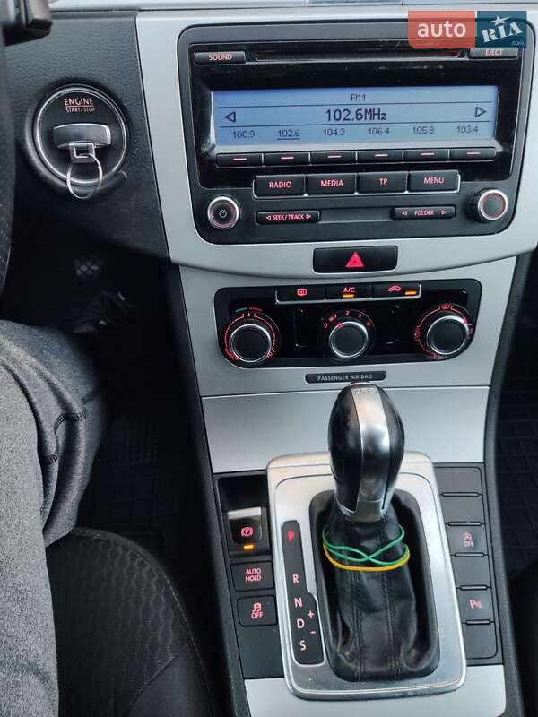 Універсал Volkswagen Passat 2012 в Івано-Франківську