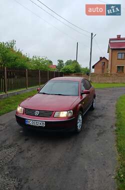 Седан Volkswagen Passat 1997 в Жовкве