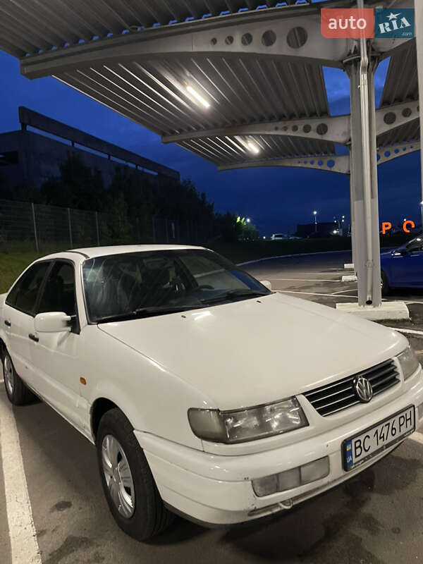 Седан Volkswagen Passat 1995 в Львове