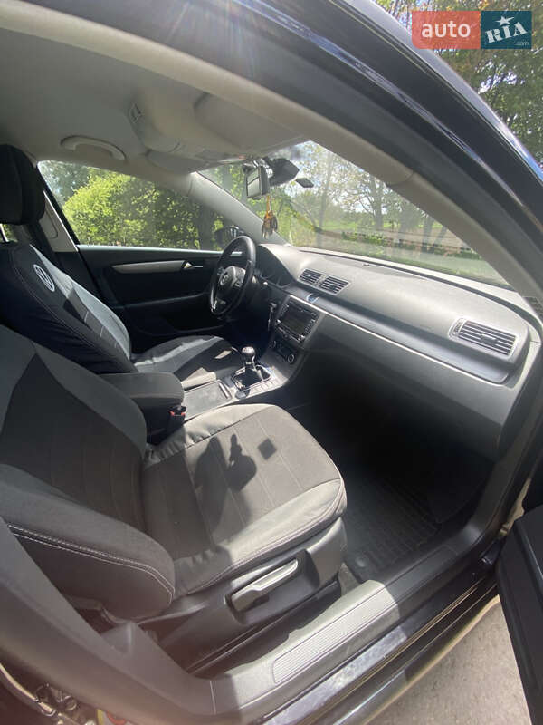 Седан Volkswagen Passat 2011 в Умані