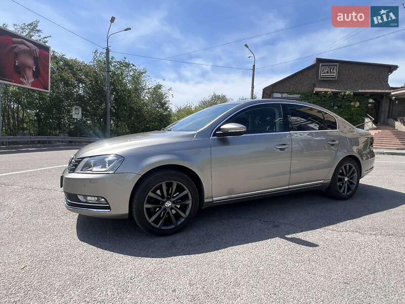 Седан Volkswagen Passat 2014 в Днепре