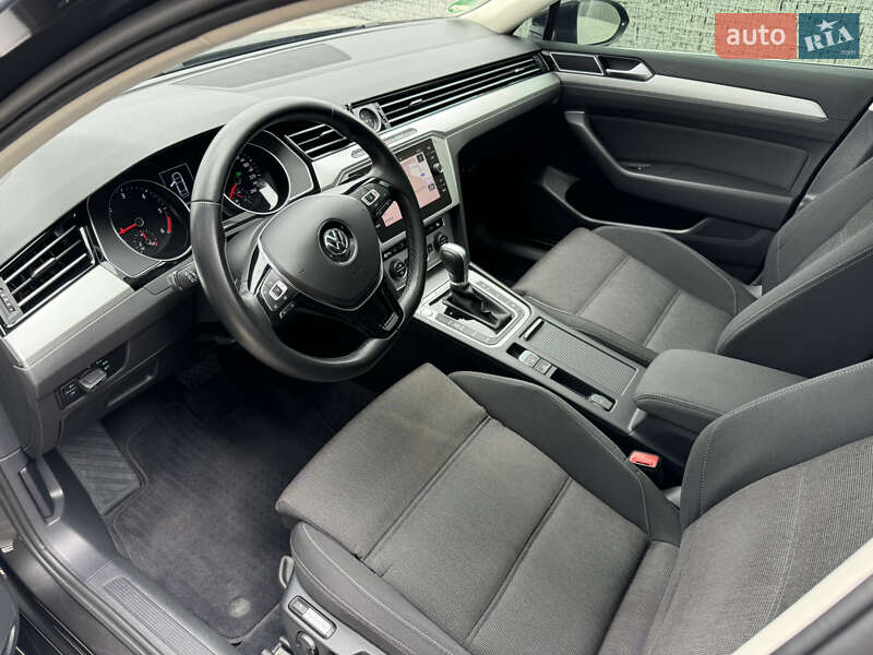 Седан Volkswagen Passat 2018 в Луцьку