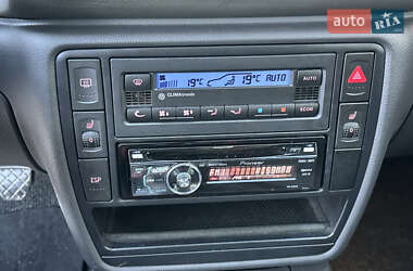 Седан Volkswagen Passat 2004 в 