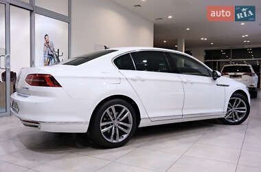 Седан Volkswagen Passat 2015 в 