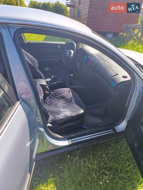 Седан Volkswagen Passat 2002 в Мостиській