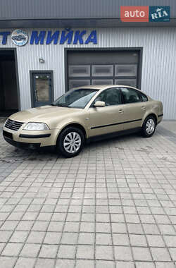 Седан Volkswagen Passat 2003 в Клесовом