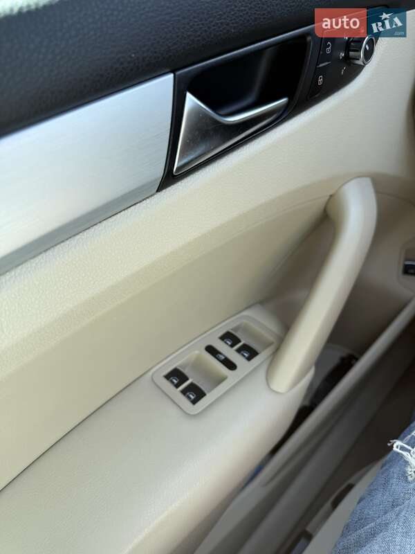 Седан Volkswagen Passat 2012 в Киеве