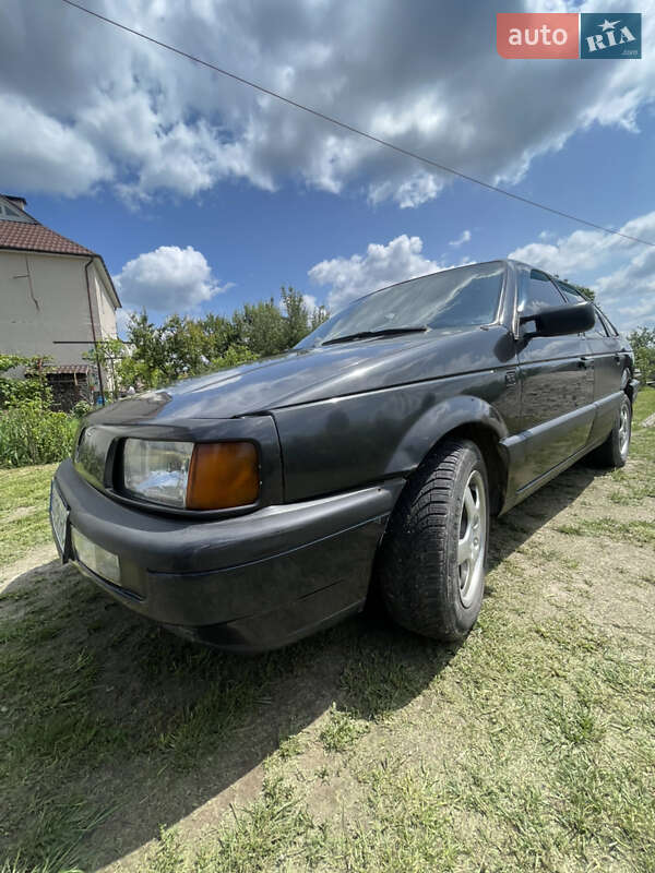 Седан Volkswagen Passat 1989 в Барышевке