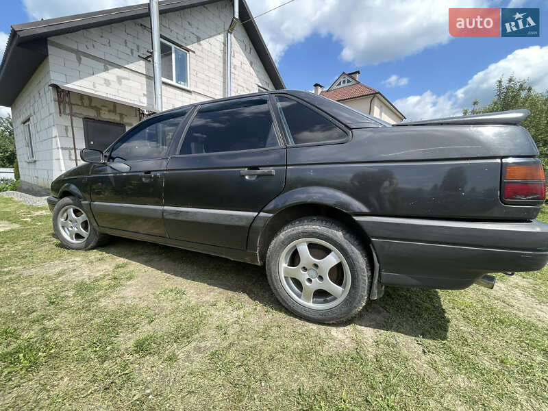 Седан Volkswagen Passat 1989 в Барышевке