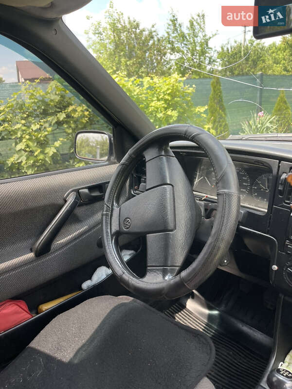 Седан Volkswagen Passat 1989 в Барышевке