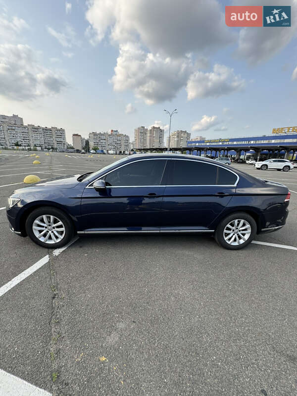 Седан Volkswagen Passat 2015 в Києві