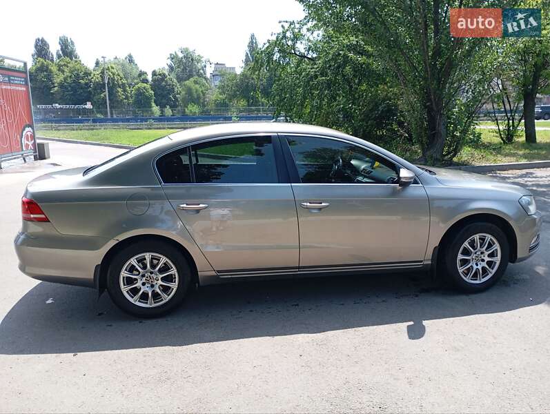 Седан Volkswagen Passat 2012 в Києві