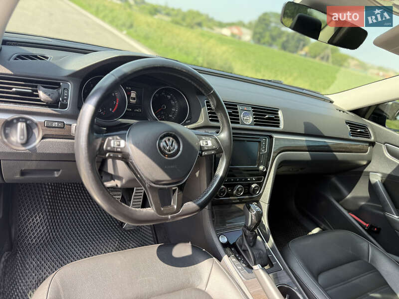 Седан Volkswagen Passat 2017 в Ромнах