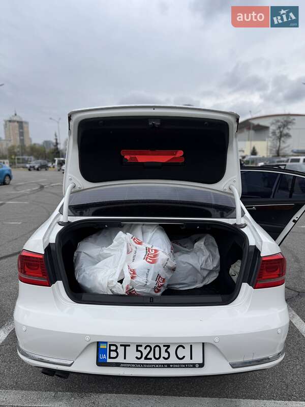 Седан Volkswagen Passat 2011 в Києві