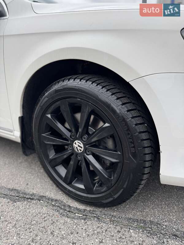 Седан Volkswagen Passat 2011 в Києві