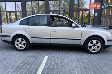 Седан Volkswagen Passat 1999 в 