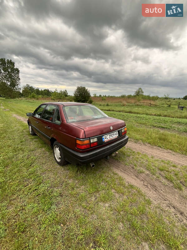 Седан Volkswagen Passat 1992 в Любомлі