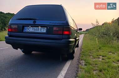 Универсал Volkswagen Passat 1993 в 