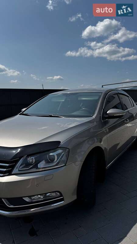 Седан Volkswagen Passat 2013 в Ивано-Франковске