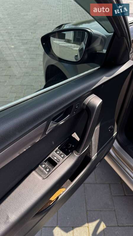 Седан Volkswagen Passat 2013 в Ивано-Франковске