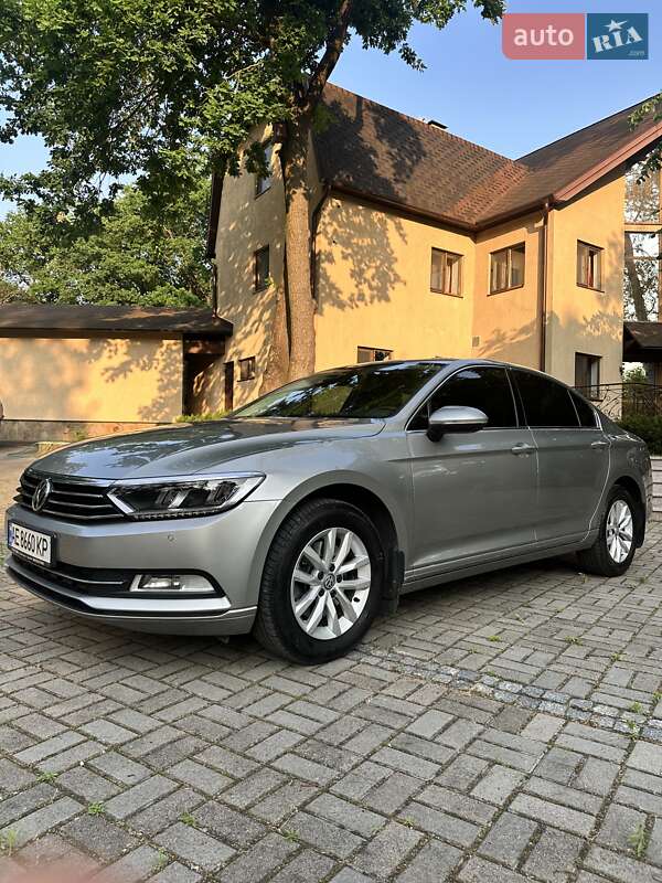 Седан Volkswagen Passat 2017 в Днепре