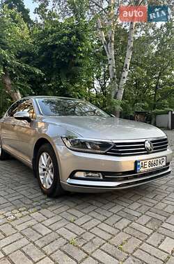 Седан Volkswagen Passat 2017 в Днепре