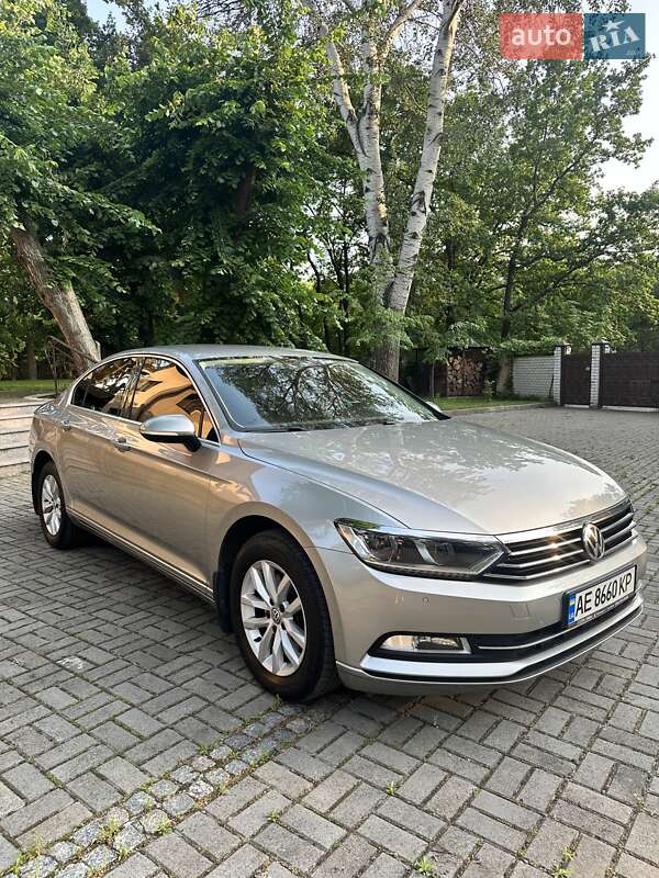 Седан Volkswagen Passat 2017 в Днепре
