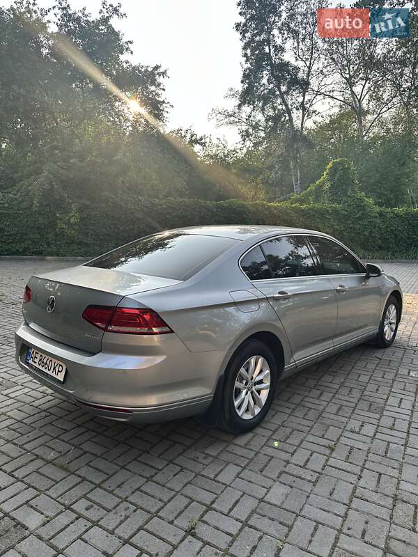 Седан Volkswagen Passat 2017 в Днепре