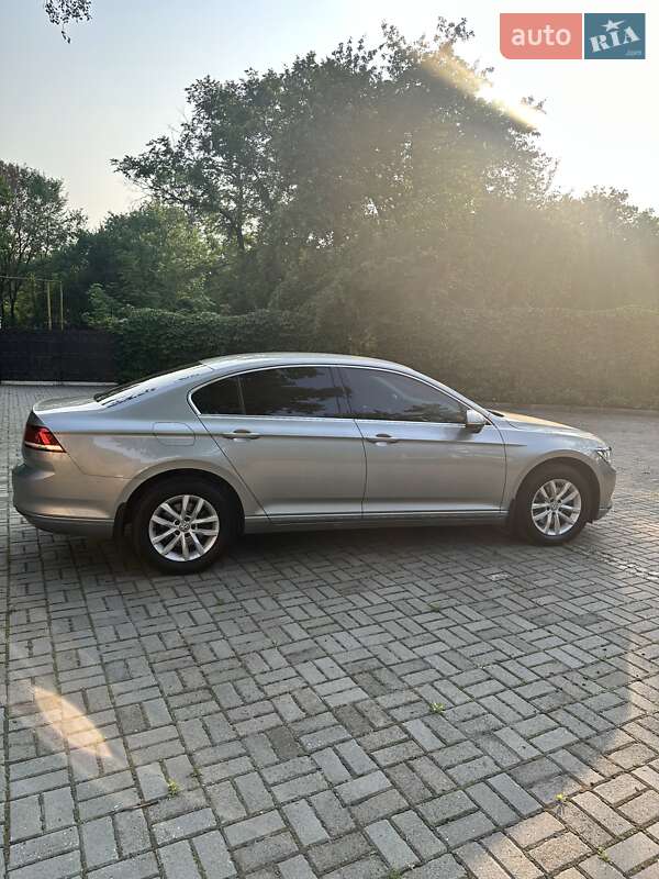 Седан Volkswagen Passat 2017 в Днепре