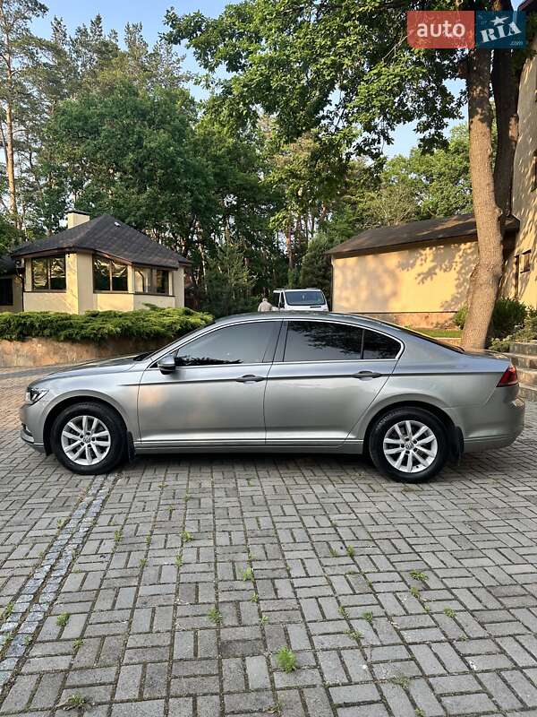 Седан Volkswagen Passat 2017 в Днепре