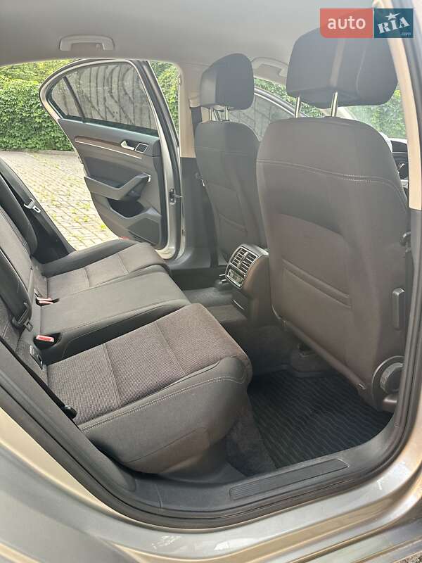 Седан Volkswagen Passat 2017 в Днепре