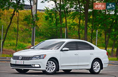 Седан Volkswagen Passat 2017 в Днепре