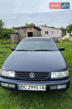 Седан Volkswagen Passat 1994 в Самборе