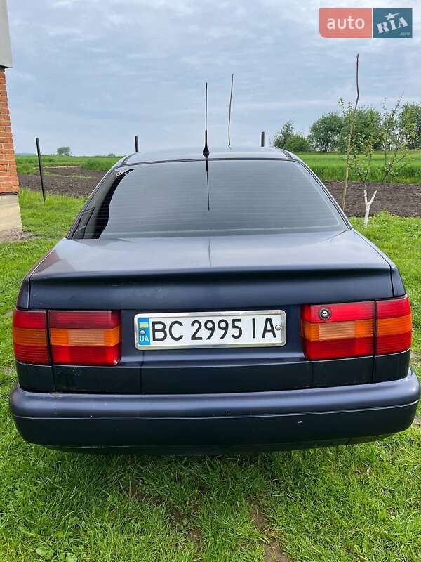 Седан Volkswagen Passat 1994 в Самборі
