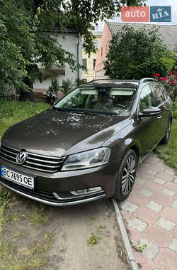 Універсал Volkswagen Passat 2012 в Чернівцях