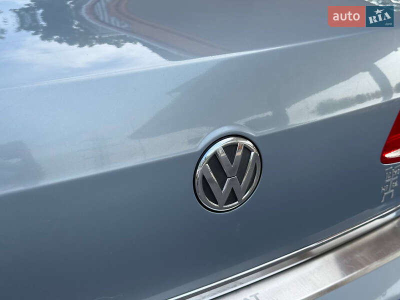 Седан Volkswagen Passat 2011 в Дніпрі