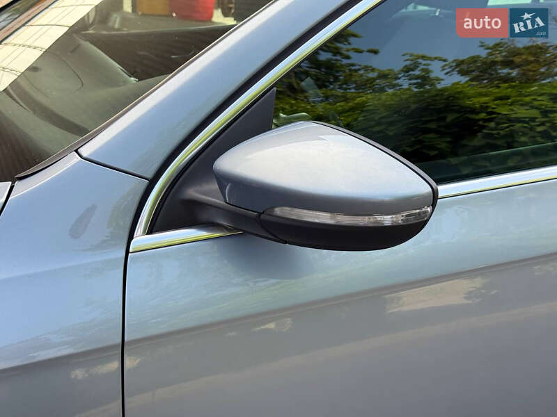 Седан Volkswagen Passat 2011 в Дніпрі