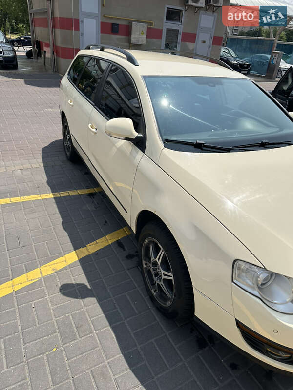 Универсал Volkswagen Passat 2011 в Киеве