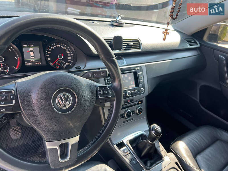 Седан Volkswagen Passat 2013 в Львове