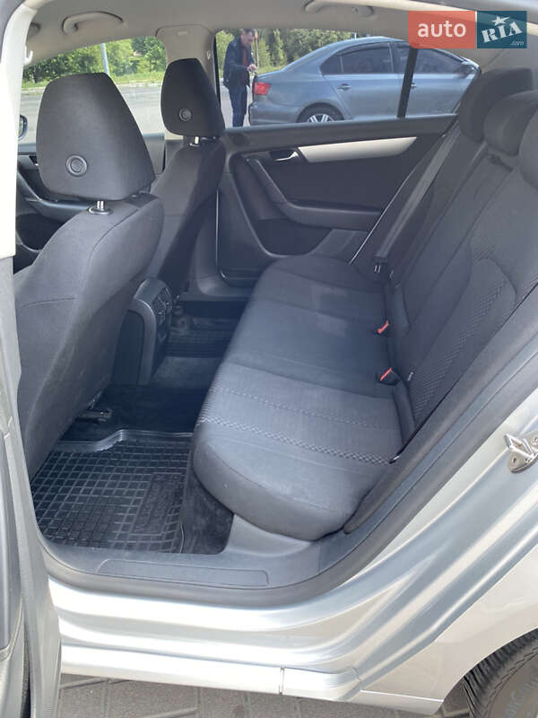 Седан Volkswagen Passat 2011 в Киеве