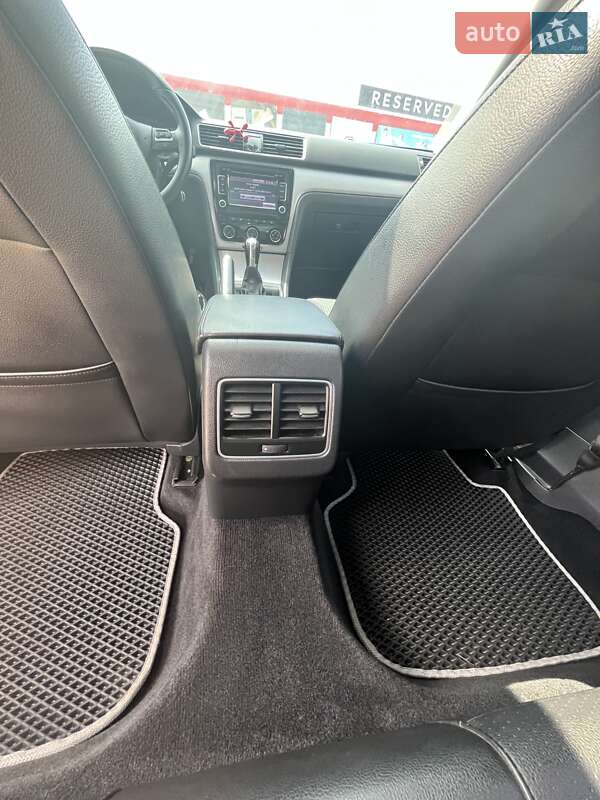 Седан Volkswagen Passat 2012 в Ровно