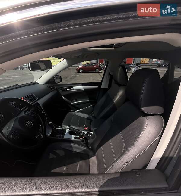 Седан Volkswagen Passat 2012 в Ровно