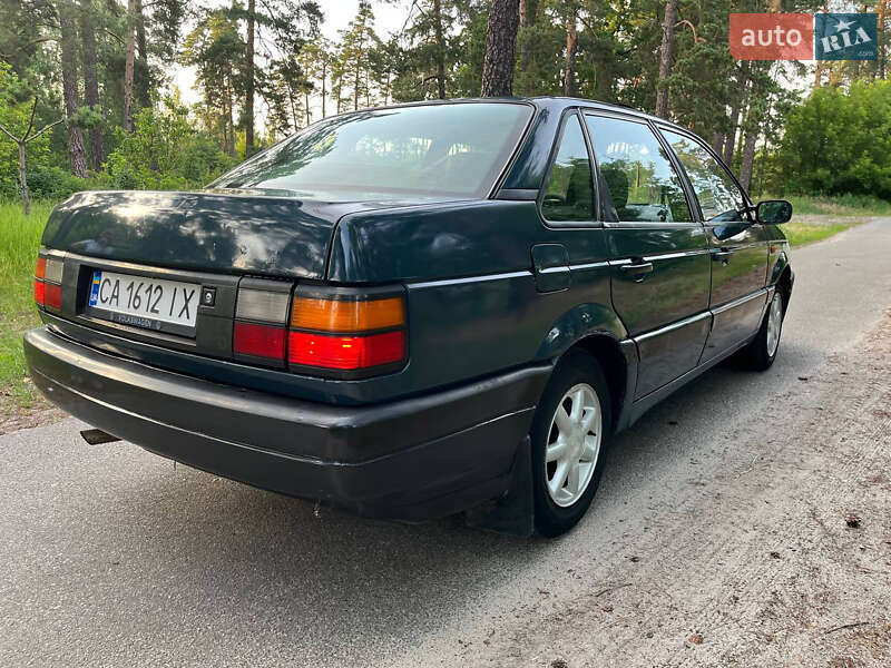 Седан Volkswagen Passat 1992 в Звенигородке
