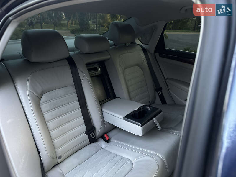 Седан Volkswagen Passat 2012 в Киеве