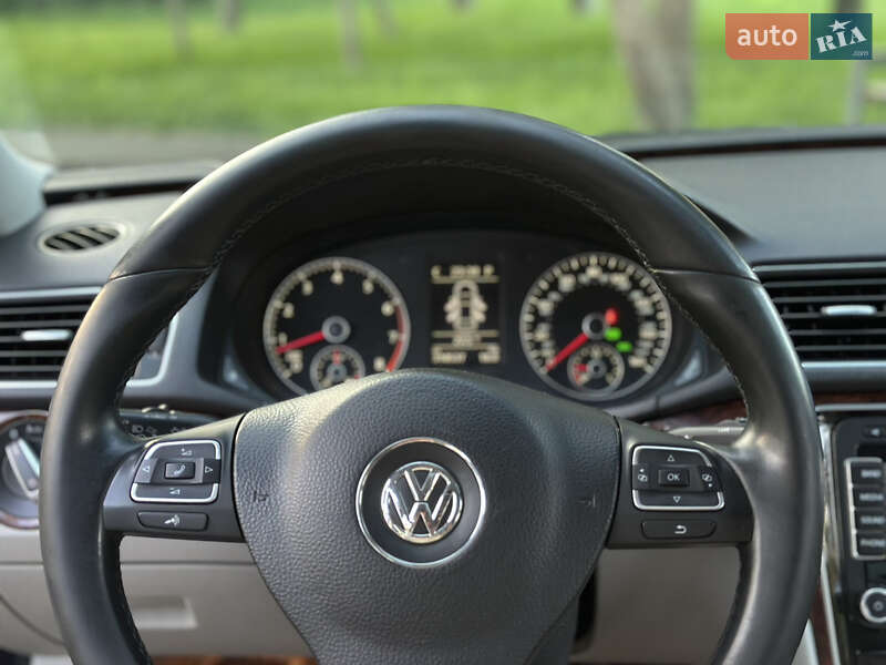 Седан Volkswagen Passat 2012 в Киеве