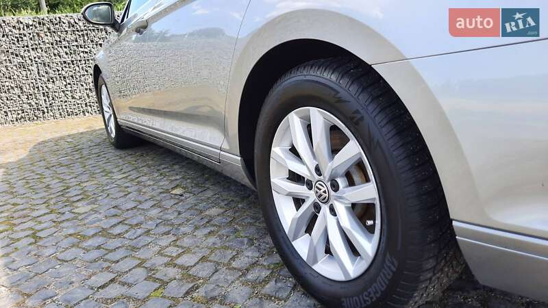 Седан Volkswagen Passat 2015 в Львові